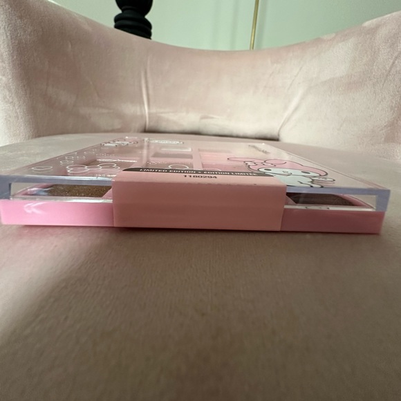 My melody x wet n wild eyeshadow palette - Picture 2 of 3